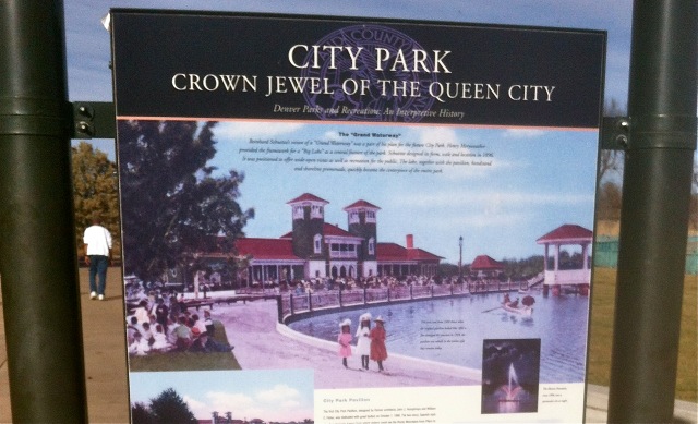 A sign showing the city park and its surroundings.